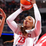 Washington Mystics vencieron a las Indiana Fever 93-77.