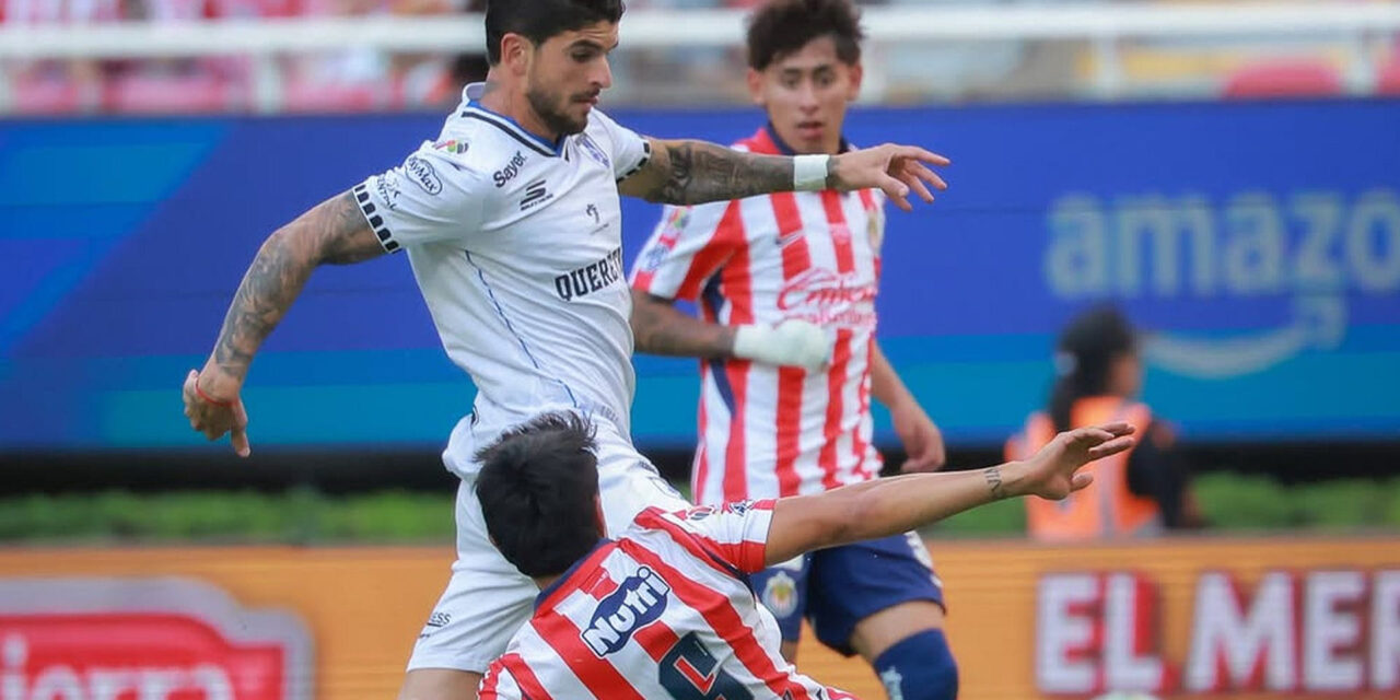 Gallos sorprende y pasa por encima de Chivas