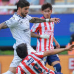 Gallos sorprende y pasa por encima de Chivas