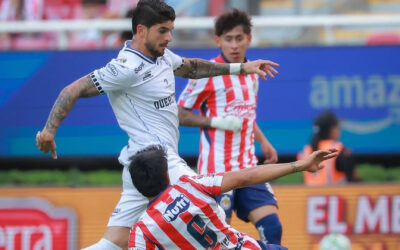 Gallos sorprende y pasa por encima de Chivas