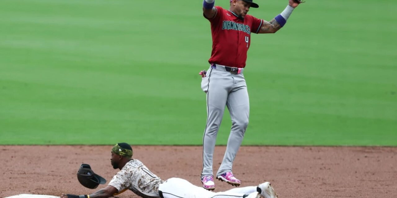 Los Diamondbacks quedan fuera de los playoffs en el último día de la temporada al perder 9-4 ante los Padres, después de que los Phillies aseguraran su pase.