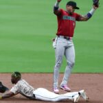 Los Diamondbacks quedan fuera de los playoffs en el último día de la temporada al perder 9-4 ante los Padres, después de que los Phillies aseguraran su pase.