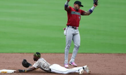 Los Diamondbacks quedan fuera de los playoffs en el último día de la temporada al perder 9-4 ante los Padres, después de que los Phillies aseguraran su pase.