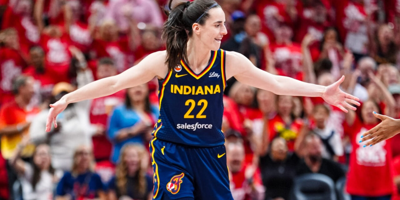 Caitlin Clark brilla en un gran partido y ayuda a las Fever a empatar la serie con una victoria de 99-89 sobre las Aces.