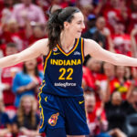 Caitlin Clark brilla en un gran partido y ayuda a las Fever a empatar la serie con una victoria de 99-89 sobre las Aces.