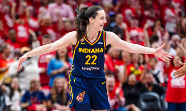 Caitlin Clark brilla en un gran partido y ayuda a las Fever a empatar la serie con una victoria de 99-89 sobre las Aces.