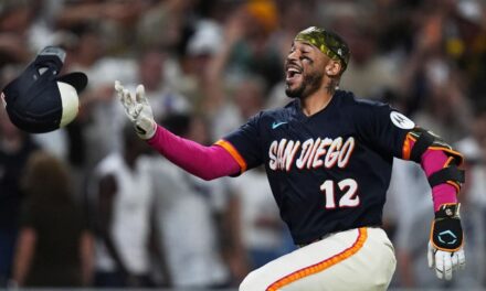 El jonrón de dos carreras de Luis Campusano en la décima entrada llevó a los Padres a una victoria de 3-2 sobre los Yankees.