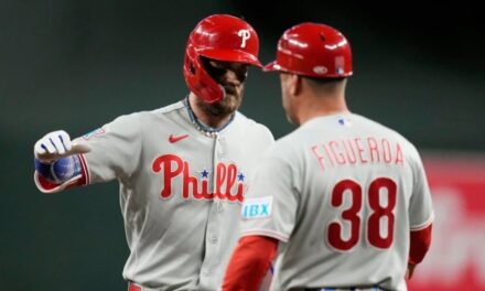 Bryce Harper se embasa 5 veces y Filis vencen 7-1 a Diamondbacks para hilar 6ta victoria