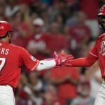 De La Cruz pega un jonrón de 2 carreras y los Rojos aplazan festejo de Dodgers al ganar 6-2