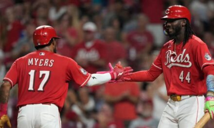 De La Cruz pega un jonrón de 2 carreras y los Rojos aplazan festejo de Dodgers al ganar 6-2