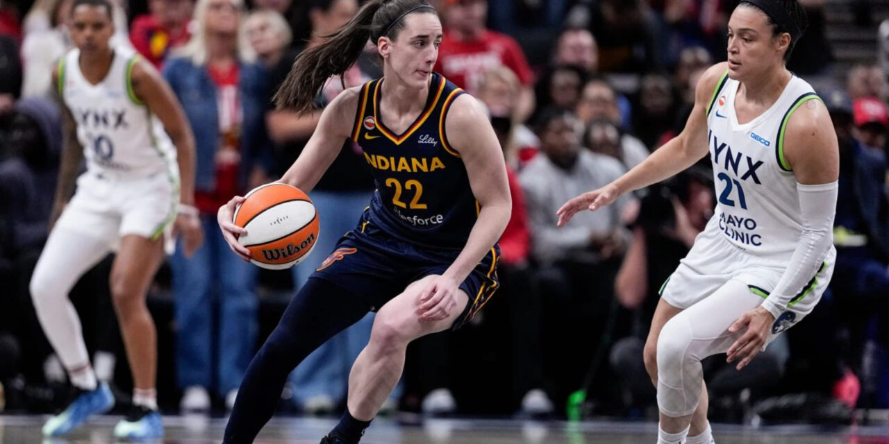 Caitlin Clark y Kelsey Mitchell ayudan a las Fever a mantener viva la esperanza de jugar en casa con una victoria de 96-77 sobre las Lynx.