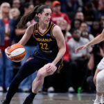Caitlin Clark y Kelsey Mitchell ayudan a las Fever a mantener viva la esperanza de jugar en casa con una victoria de 96-77 sobre las Lynx.