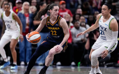 Caitlin Clark y Kelsey Mitchell ayudan a las Fever a mantener viva la esperanza de jugar en casa con una victoria de 96-77 sobre las Lynx.