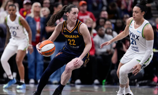Caitlin Clark y Kelsey Mitchell ayudan a las Fever a mantener viva la esperanza de jugar en casa con una victoria de 96-77 sobre las Lynx.