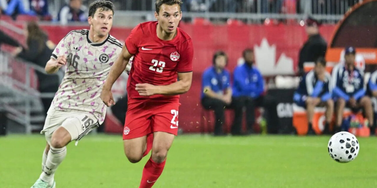 Canadá derrota con un gol de Jonathan David a un Chile que acabó con nueve jugadores