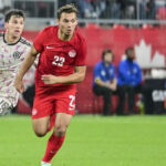 Canadá derrota con un gol de Jonathan David a un Chile que acabó con nueve jugadores