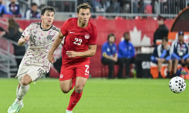 Canadá derrota con un gol de Jonathan David a un Chile que acabó con nueve jugadores