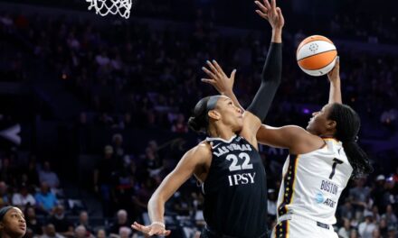 A’ja Wilson anota 38 puntos y las Aces aplastan a las Fever por 102-85 en el primer partido.