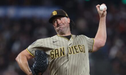 Ray logra la victoria número 100 de su carrera mientras los Padres contienen a los Gigantes 7-5