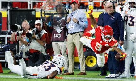 Walker arrasa con Denver y Mahomes luce en plena forma mientras los Chiefs aplastan a los Broncos 31-10.