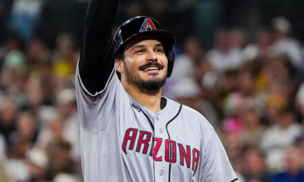 Diamondbacks aplastan 11-4 a San Diego y siguen vivos por el último comodín