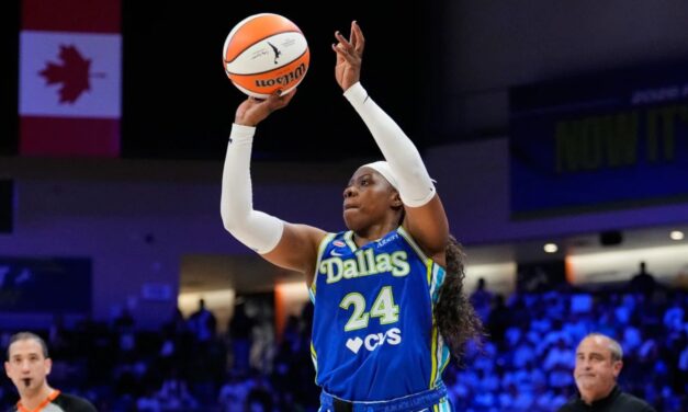 Ogunbowale anota 45 puntos —récord de playoffs de la WNBA— y las Wings ganan en la prórroga, forzando un partido decisivo contra las Valkyries.