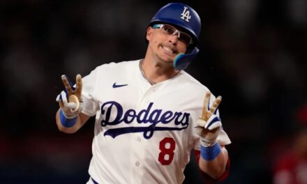 Yamamoto poncha a 10 y Dodgers aplastan 14-1 a Rojos para enhebrar 7mo triunfo