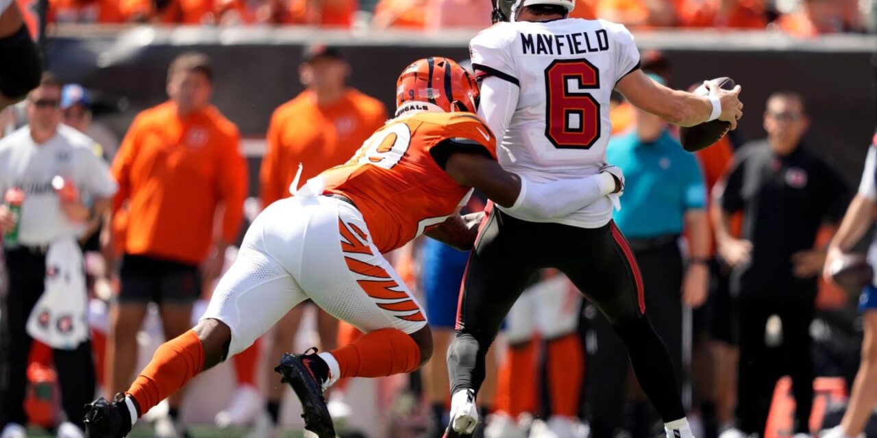 Los tres balones sueltos perdidos por Mayfield resultaron costosos en la derrota por 33-27 ante los Bengals.