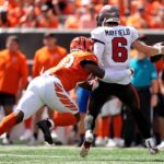 Los tres balones sueltos perdidos por Mayfield resultaron costosos en la derrota por 33-27 ante los Bengals.