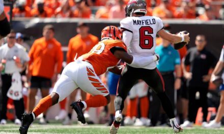 Los tres balones sueltos perdidos por Mayfield resultaron costosos en la derrota por 33-27 ante los Bengals.
