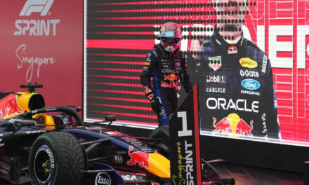 Verstappen logra el doblete al ganar la carrera sprint y quedarse con la pole del GP de Singapur
