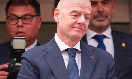 En tensa reunión de la FIFA, Infantino se disculpa por plan de venta del Mundial