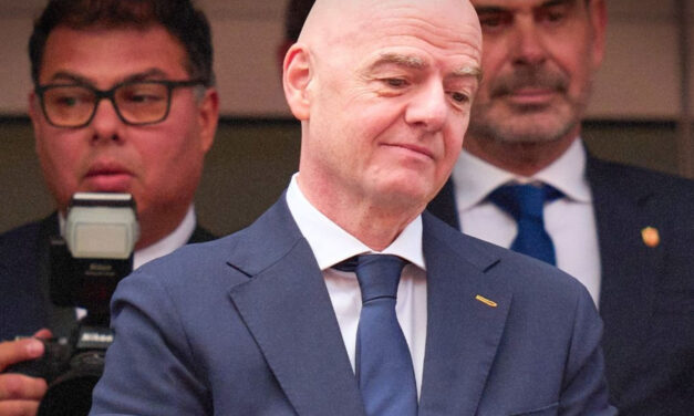 En tensa reunión de la FIFA, Infantino se disculpa por plan de venta del Mundial