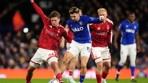 El Forest sale de zona de descenso con polémico empate frente a Ipswich