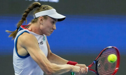 Rybakina asegura cerrar el año como número 1 al ganar en octavos en el Abierto de Japón