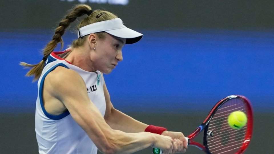 Rybakina asegura cerrar el año como número 1 al ganar en octavos en el Abierto de Japón