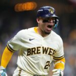 Brewers superan por la mínima (3-2) a los Padres en el primer partido de la NLDS, marcado por una jugada insólita en la novena entrada.