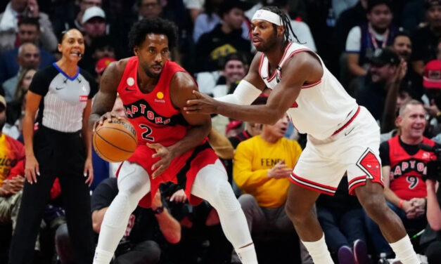 Kawhi Leonard anota 23 puntos en su regreso a Toronto y Raptors aplastan 135-92 a Bulls