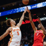 Durant anota 22, Sheppard atina 5 triples y Rockets ganan en debut de Hawks como locales