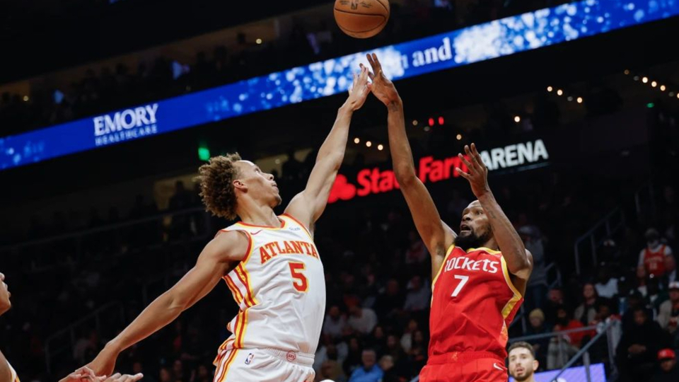 Durant anota 22, Sheppard atina 5 triples y Rockets ganan en debut de Hawks como locales