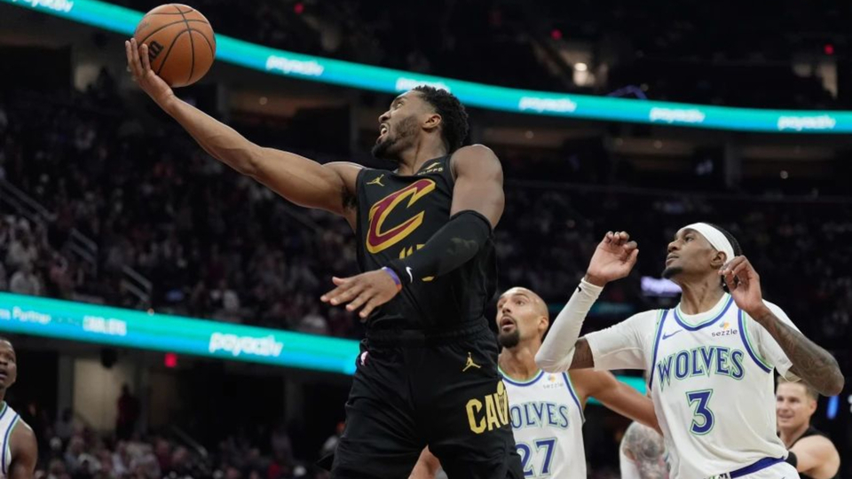 Mitchell anota 26 y Cavaliers remontan para vencer a Timberwolves 127-125 en prórroga