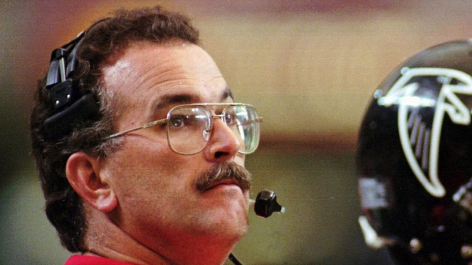 June Jones, cuyo sistema ofensivo «run-and-shoot» deslumbró en Hawái y en la NFL, fallece a los 73 años