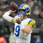 Stafford se convierte en el líder histórico de los Rams en pases TD en triunfo 35-21 sobre Raiders