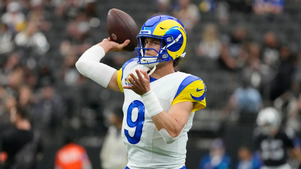 Stafford se convierte en el líder histórico de los Rams en pases TD en triunfo 35-21 sobre Raiders