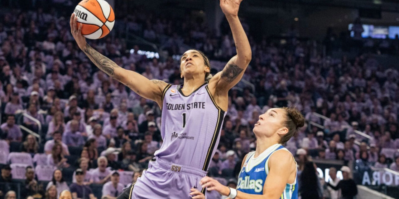 Gabby Williams anota 19 puntos y las Valkyries remontan una desventaja de 16 para vencer a las Wings 77-73 y alcanzar las semifinales de la WNBA.