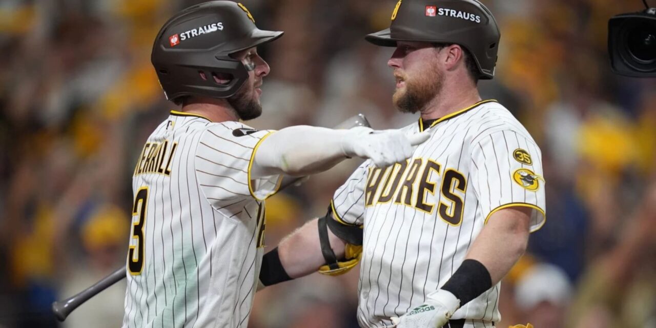 Los Padres evitan la eliminación y vencen a los Brewers 4-3 en el tercer juego de la NLDS gracias al jonrón de Cronenworth y la labor de relevo de King.