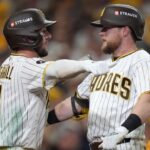 Los Padres evitan la eliminación y vencen a los Brewers 4-3 en el tercer juego de la NLDS gracias al jonrón de Cronenworth y la labor de relevo de King.