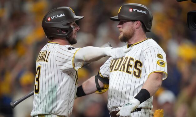 Los Padres evitan la eliminación y vencen a los Brewers 4-3 en el tercer juego de la NLDS gracias al jonrón de Cronenworth y la labor de relevo de King.