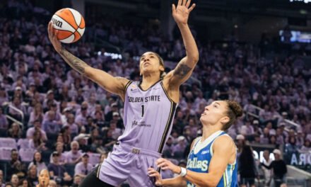 Gabby Williams anota 19 puntos y las Valkyries remontan una desventaja de 16 para vencer a las Wings 77-73 y alcanzar las semifinales de la WNBA.