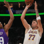 Luka Doncic anota 52 puntos —la mayor cantidad en la temporada de la NBA— en la victoria de los Lakers sobre los Jazz